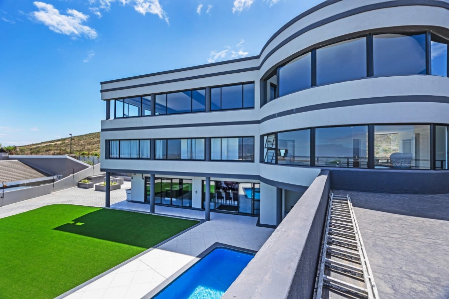 8 Bedroom Property for Sale in Plattekloof Western Cape